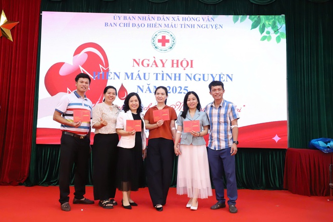 SÔI NỔI NGÀY HỘI HIẾN MÁU TÌNH NGUYỆN NĂM 2025 XÃ HỒNG VÂN- Ảnh 5.