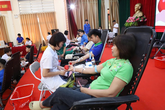 SÔI NỔI NGÀY HỘI HIẾN MÁU TÌNH NGUYỆN NĂM 2025 XÃ HỒNG VÂN- Ảnh 10.