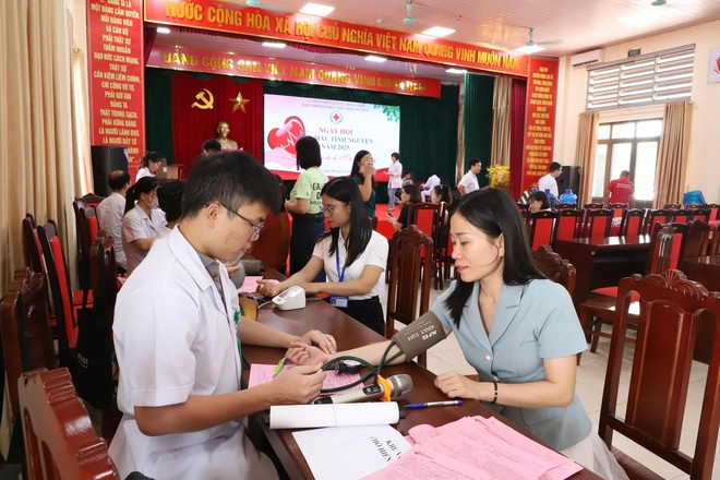 SÔI NỔI NGÀY HỘI HIẾN MÁU TÌNH NGUYỆN NĂM 2025 XÃ HỒNG VÂN- Ảnh 6.