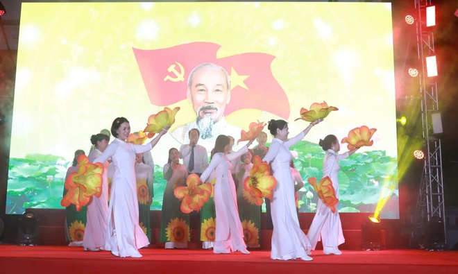 PHƯỜNG VĨNH HƯNG TỔ CHỨC CHƯƠNG TRÌNH  VĂN NGHỆ “Tự hào Thủ đô anh hùng – Sáng mãi niềm tin theo Đảng” - “71 năm – Hà Nội vươn mình trong hào khí Thăng Long”- Ảnh 13.
