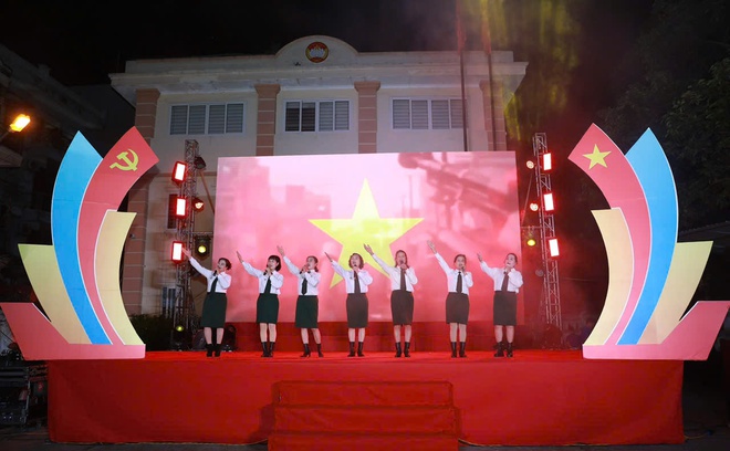 PHƯỜNG VĨNH HƯNG TỔ CHỨC CHƯƠNG TRÌNH  VĂN NGHỆ “Tự hào Thủ đô anh hùng – Sáng mãi niềm tin theo Đảng” - “71 năm – Hà Nội vươn mình trong hào khí Thăng Long”- Ảnh 9.
