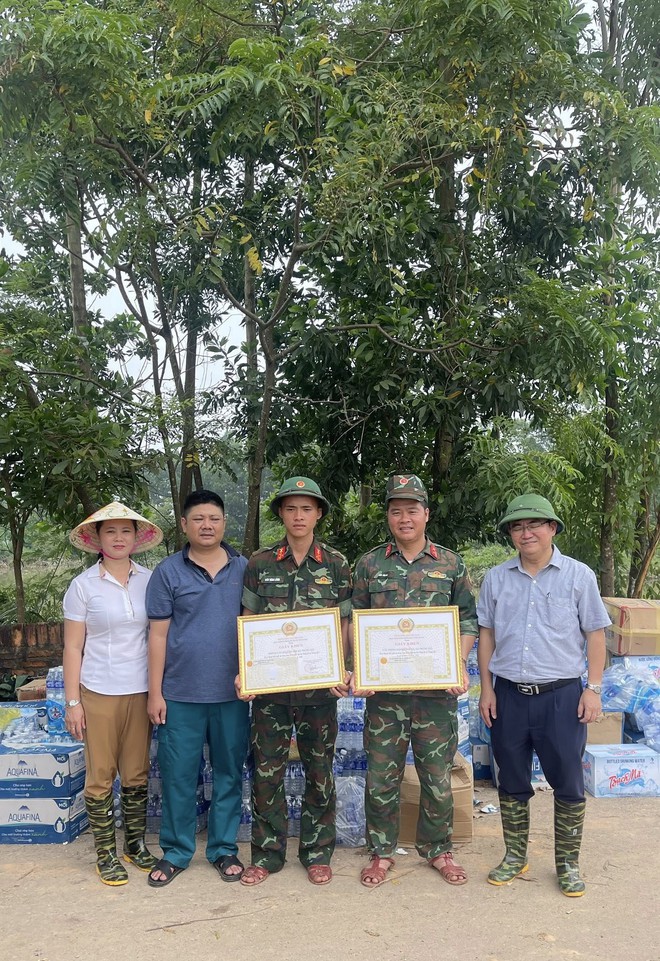 BỘ ĐỘI CỤ HỒ CỨU DÂN TRONG CƠN LŨ DỮ- Ảnh 1.