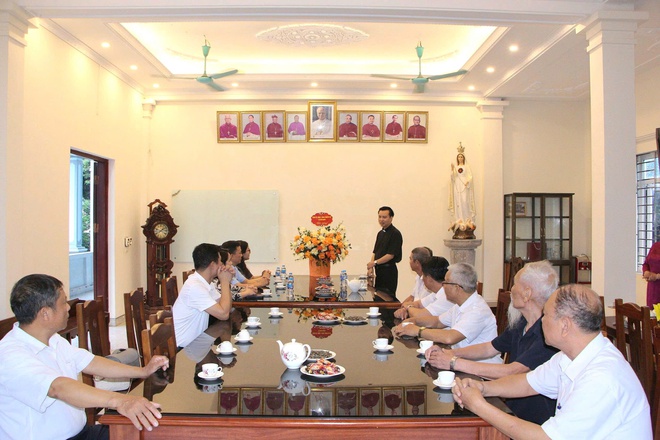 Lãnh đạo xã Phú Nghĩa thăm, tặng hoa chúc mừng Linh mục Phan xi cô Xa-vi-ê Nguyễn Quốc Huy được Tổng Giáo phận Hà Nội bổ nhiệm làm Chính xứ Giáo xứ Yên Kiện- Ảnh 3.