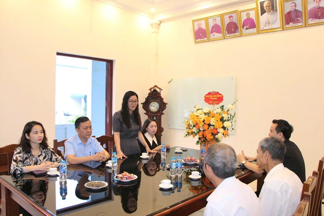 Lãnh đạo xã Phú Nghĩa thăm, tặng hoa chúc mừng Linh mục Phan xi cô Xa-vi-ê Nguyễn Quốc Huy được Tổng Giáo phận Hà Nội bổ nhiệm làm Chính xứ Giáo xứ Yên Kiện- Ảnh 1.