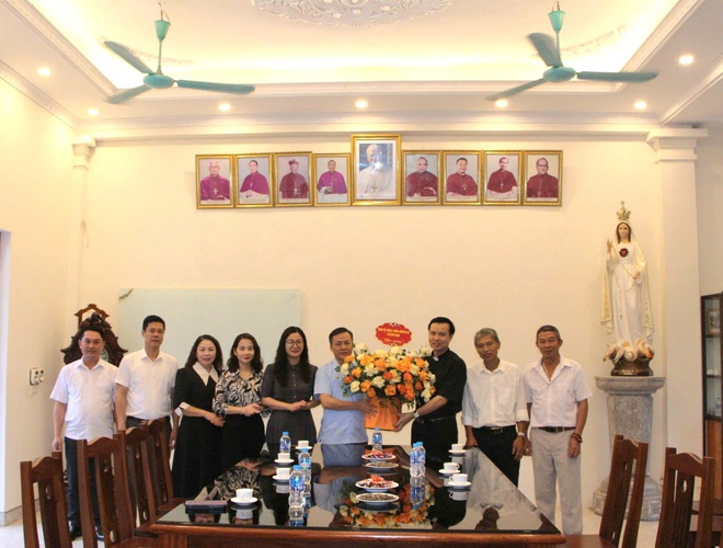 Lãnh đạo xã Phú Nghĩa thăm, tặng hoa chúc mừng Linh mục Phan xi cô Xa-vi-ê Nguyễn Quốc Huy được Tổng Giáo phận Hà Nội bổ nhiệm làm Chính xứ Giáo xứ Yên Kiện- Ảnh 2.