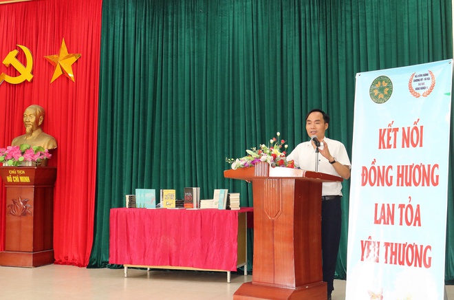 Hội đồng hương Chương Mỹ - Học tại trường Đại học nông nghiệp I trao tặng quà cho học sinh có hoàn cảnh khó khăn tại trường THCS Đồng Lạc- Ảnh 4.