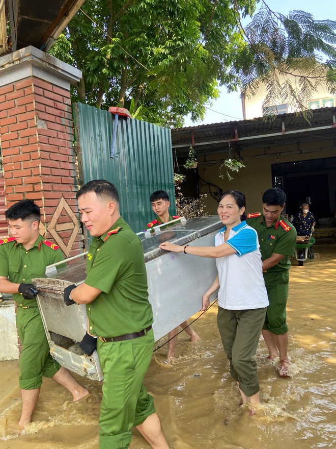TRUNG GIÃ: HUY ĐỘNG GẦN 800 CÁN BỘ, CHIẾN SỸ, ĐOÀN VIÊN, HỘI VIÊN GIÚP DÂN VỆ SINH MÔI TRƯỜNG SAU LŨ- Ảnh 11.