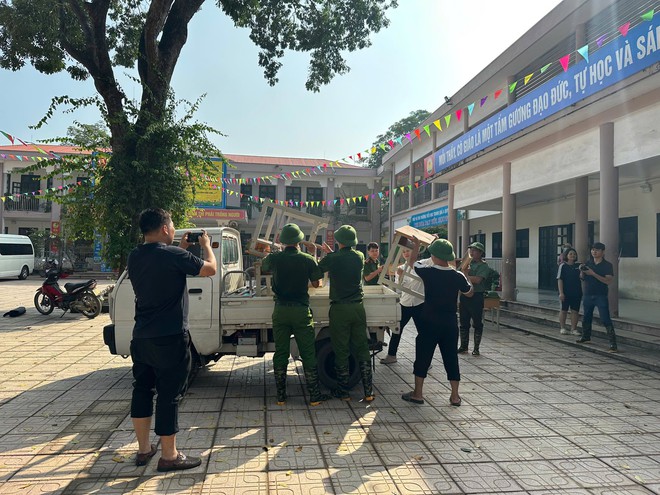 TRUNG GIÃ: HUY ĐỘNG GẦN 800 CÁN BỘ, CHIẾN SỸ, ĐOÀN VIÊN, HỘI VIÊN GIÚP DÂN VỆ SINH MÔI TRƯỜNG SAU LŨ- Ảnh 13.