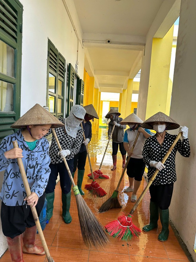 TRUNG GIÃ: HUY ĐỘNG GẦN 800 CÁN BỘ, CHIẾN SỸ, ĐOÀN VIÊN, HỘI VIÊN GIÚP DÂN VỆ SINH MÔI TRƯỜNG SAU LŨ- Ảnh 16.