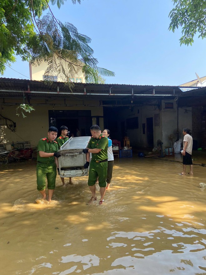 TRUNG GIÃ: HUY ĐỘNG GẦN 800 CÁN BỘ, CHIẾN SỸ, ĐOÀN VIÊN, HỘI VIÊN GIÚP DÂN VỆ SINH MÔI TRƯỜNG SAU LŨ- Ảnh 14.