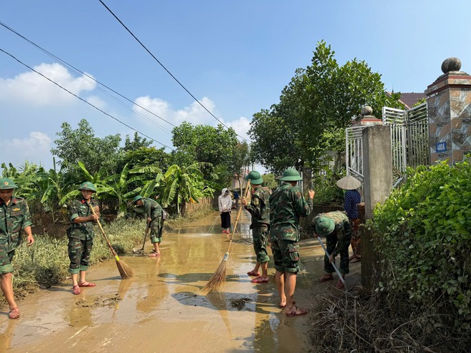 TRUNG GIÃ: HUY ĐỘNG GẦN 800 CÁN BỘ, CHIẾN SỸ, ĐOÀN VIÊN, HỘI VIÊN GIÚP DÂN VỆ SINH MÔI TRƯỜNG SAU LŨ- Ảnh 12.