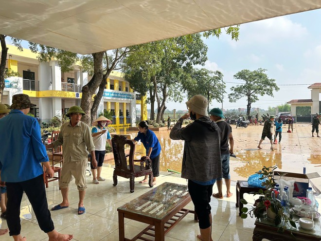 TRUNG GIÃ: HUY ĐỘNG GẦN 800 CÁN BỘ, CHIẾN SỸ, ĐOÀN VIÊN, HỘI VIÊN GIÚP DÂN VỆ SINH MÔI TRƯỜNG SAU LŨ- Ảnh 3.