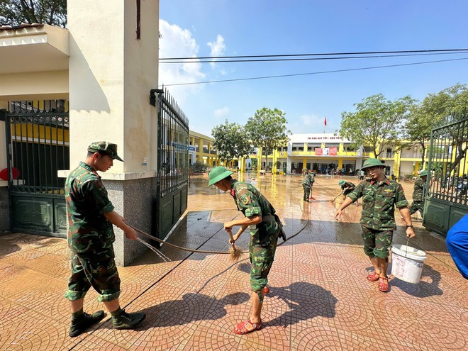 TRUNG GIÃ: HUY ĐỘNG GẦN 800 CÁN BỘ, CHIẾN SỸ, ĐOÀN VIÊN, HỘI VIÊN GIÚP DÂN VỆ SINH MÔI TRƯỜNG SAU LŨ- Ảnh 10.