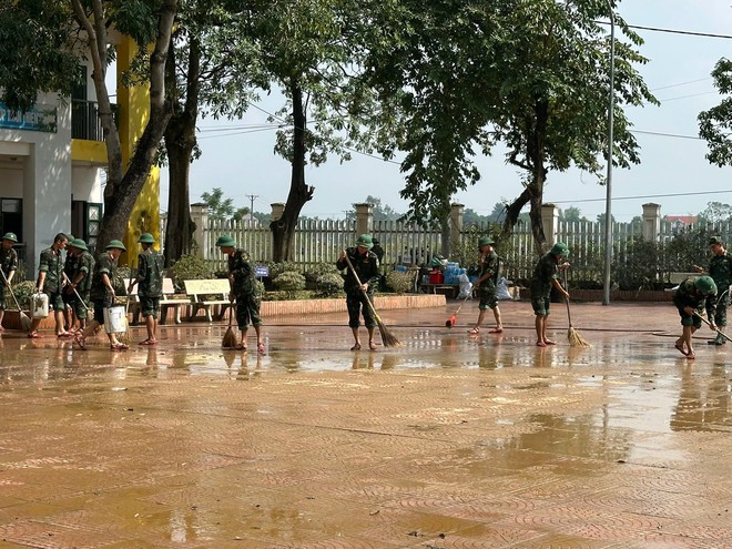 TRUNG GIÃ: HUY ĐỘNG GẦN 800 CÁN BỘ, CHIẾN SỸ, ĐOÀN VIÊN, HỘI VIÊN GIÚP DÂN VỆ SINH MÔI TRƯỜNG SAU LŨ- Ảnh 9.