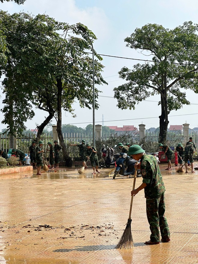 TRUNG GIÃ: HUY ĐỘNG GẦN 800 CÁN BỘ, CHIẾN SỸ, ĐOÀN VIÊN, HỘI VIÊN GIÚP DÂN VỆ SINH MÔI TRƯỜNG SAU LŨ- Ảnh 4.