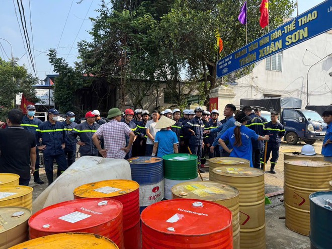 TRUNG GIÃ: HUY ĐỘNG GẦN 800 CÁN BỘ, CHIẾN SỸ, ĐOÀN VIÊN, HỘI VIÊN GIÚP DÂN VỆ SINH MÔI TRƯỜNG SAU LŨ- Ảnh 7.