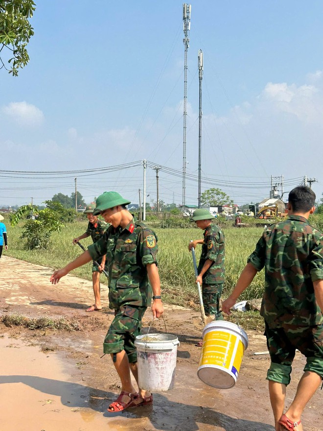 TRUNG GIÃ: HUY ĐỘNG GẦN 800 CÁN BỘ, CHIẾN SỸ, ĐOÀN VIÊN, HỘI VIÊN GIÚP DÂN VỆ SINH MÔI TRƯỜNG SAU LŨ- Ảnh 6.