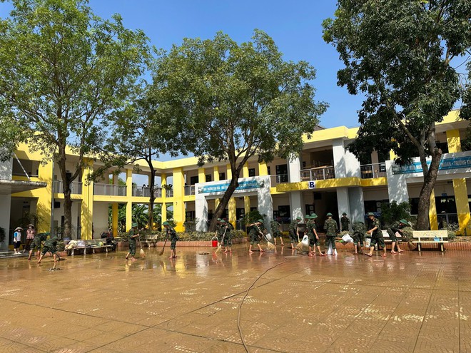 TRUNG GIÃ: HUY ĐỘNG GẦN 800 CÁN BỘ, CHIẾN SỸ, ĐOÀN VIÊN, HỘI VIÊN GIÚP DÂN VỆ SINH MÔI TRƯỜNG SAU LŨ- Ảnh 1.