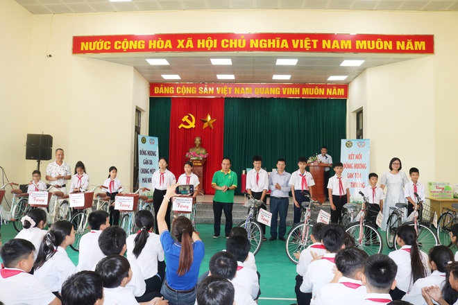 Hội đồng hương Chương Mỹ - Học tại trường Đại học nông nghiệp I trao tặng quà cho học sinh có hoàn cảnh khó khăn tại trường THCS Đồng Lạc- Ảnh 1.