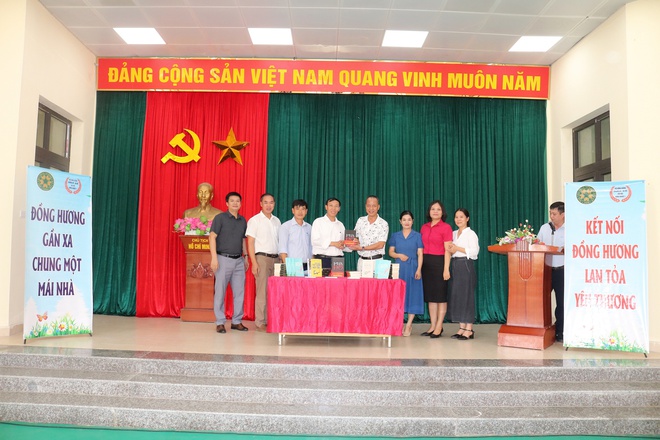 Hội đồng hương Chương Mỹ - Học tại trường Đại học nông nghiệp I trao tặng quà cho học sinh có hoàn cảnh khó khăn tại trường THCS Đồng Lạc- Ảnh 2.