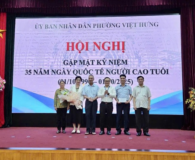 Phường Việt Hưng tổ chức Hội nghị gặp mặt kỷ niệm 35 năm Ngày Quốc tế Người cao tuổi và tổ chức thăm, tặng quà Người cao tuổi có hoàn cảnh khó khăn trên địa bàn phường- Ảnh 2.