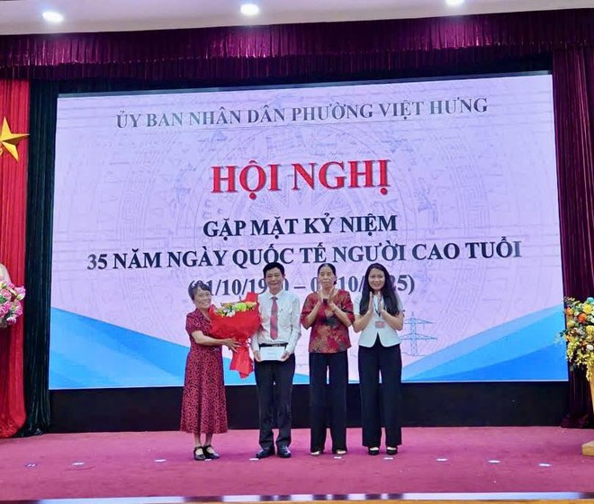 Phường Việt Hưng tổ chức Hội nghị gặp mặt kỷ niệm 35 năm Ngày Quốc tế Người cao tuổi và tổ chức thăm, tặng quà Người cao tuổi có hoàn cảnh khó khăn trên địa bàn phường- Ảnh 5.
