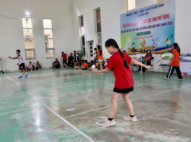 XÃ HỒNG VÂN: TỔ CHỨC THÀNH CÔNG GIẢI CẦU LÔNG HỌC SINH (TRONG KHUÔN KHỔ ĐẠI HỘI TDTT XÃ HỒNG VÂN LẦN THỨ I NĂM 2025)- Ảnh 1.