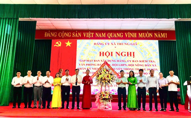TRUNG GIÃ: GẶP MẶT KỶ NIỆM NGÀY TRUYỀN THỐNG CÁC NGÀNH XÂY DỰNG ĐẢNG VÀ TRAO QUYẾT ĐỊNH CHỈ ĐỊNH BAN CHẤP HÀNH ĐẢNG BỘ XÃ- Ảnh 7.