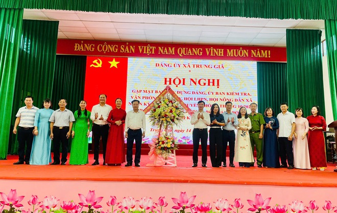 TRUNG GIÃ: GẶP MẶT KỶ NIỆM NGÀY TRUYỀN THỐNG CÁC NGÀNH XÂY DỰNG ĐẢNG VÀ TRAO QUYẾT ĐỊNH CHỈ ĐỊNH BAN CHẤP HÀNH ĐẢNG BỘ XÃ- Ảnh 4.