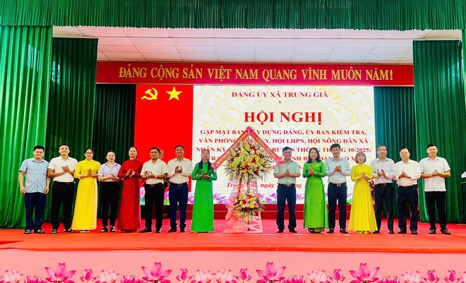 TRUNG GIÃ: GẶP MẶT KỶ NIỆM NGÀY TRUYỀN THỐNG CÁC NGÀNH XÂY DỰNG ĐẢNG VÀ TRAO QUYẾT ĐỊNH CHỈ ĐỊNH BAN CHẤP HÀNH ĐẢNG BỘ XÃ- Ảnh 5.