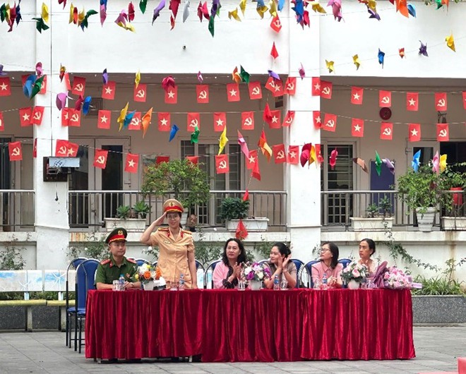 Công an phường Cầu Giấy tổ chức ngoại khóa tuyên tuyền pháp luật về trật tự an toàn giao thông cho học sinh trường THCS Dịch Vọng - Ảnh 3.
