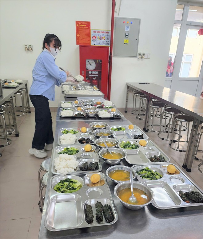 KIỂM TRA CÔNG TÁC TỔ CHỨC BỮA ĂN BÁN TRÚ, ĐẢM BẢO ĐIỀU KIỆN AN TOÀN THỰC PHẨM TẠI TRƯỜNG HỌC- Ảnh 6.