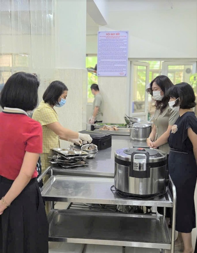 KIỂM TRA CÔNG TÁC TỔ CHỨC BỮA ĂN BÁN TRÚ, ĐẢM BẢO ĐIỀU KIỆN AN TOÀN THỰC PHẨM TẠI TRƯỜNG HỌC- Ảnh 3.