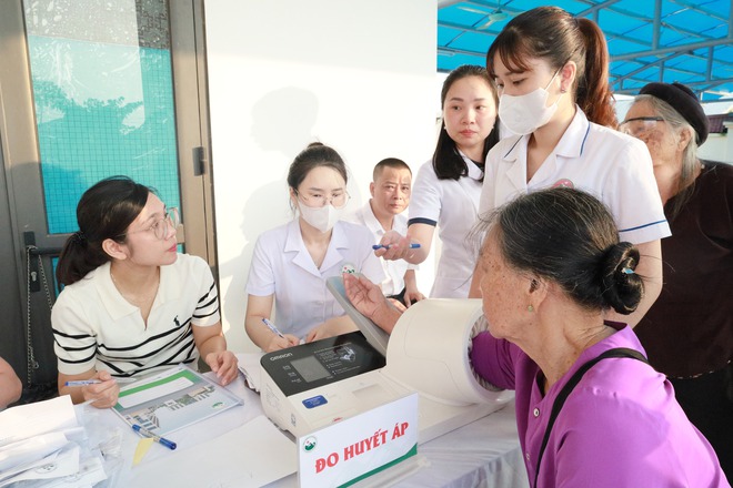 250 người cao tuổi xã Cổ Đô được khám bệnh, tư vấn và cấp thuốc miễn phí- Ảnh 3.