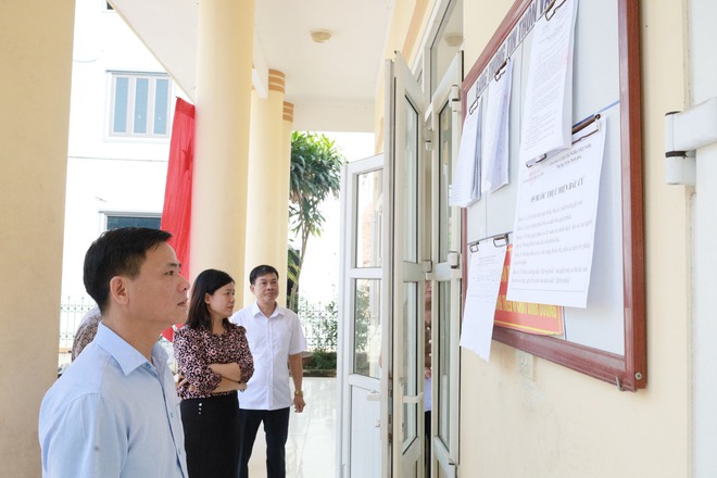 Đồng chí Nguyễn Tiến Hưng, Phó Bí thư Thường trực Đảng ủy xã Cổ Đô kiểm tra công tác chuẩn bị bầu cử Trưởng thôn tại các thôn Vân Sa 1, Vân Sa 2, Vân Sa 3 và La Thiện- Ảnh 1.