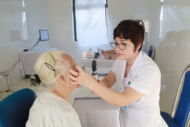 250 người cao tuổi xã Cổ Đô được khám bệnh, tư vấn và cấp thuốc miễn phí- Ảnh 4.