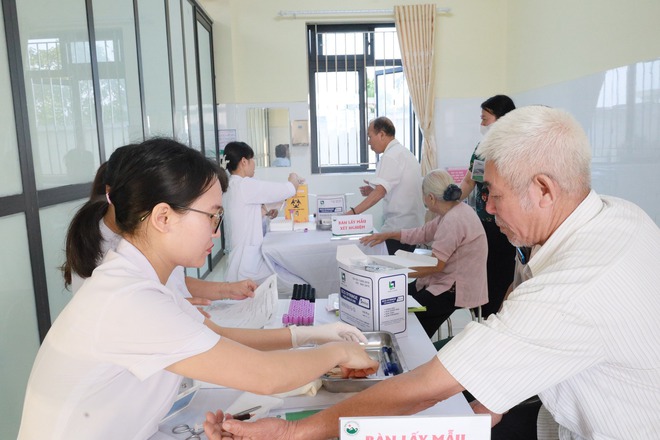 250 người cao tuổi xã Cổ Đô được khám bệnh, tư vấn và cấp thuốc miễn phí- Ảnh 5.