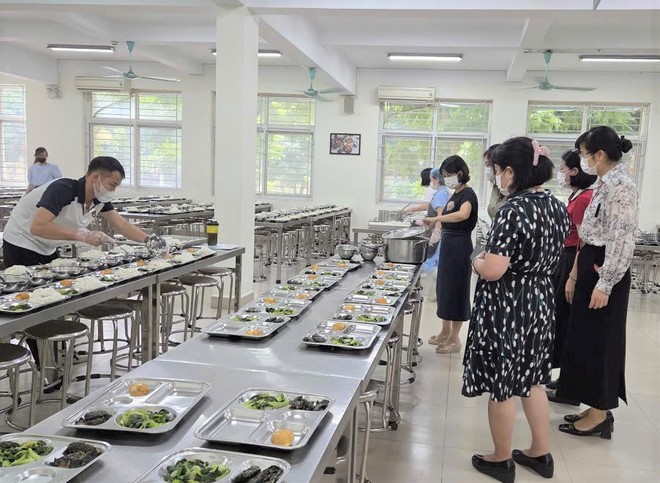 KIỂM TRA CÔNG TÁC TỔ CHỨC BỮA ĂN BÁN TRÚ, ĐẢM BẢO ĐIỀU KIỆN AN TOÀN THỰC PHẨM TẠI TRƯỜNG HỌC- Ảnh 2.