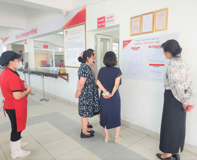 KIỂM TRA CÔNG TÁC TỔ CHỨC BỮA ĂN BÁN TRÚ, ĐẢM BẢO ĐIỀU KIỆN AN TOÀN THỰC PHẨM TẠI TRƯỜNG HỌC- Ảnh 1.