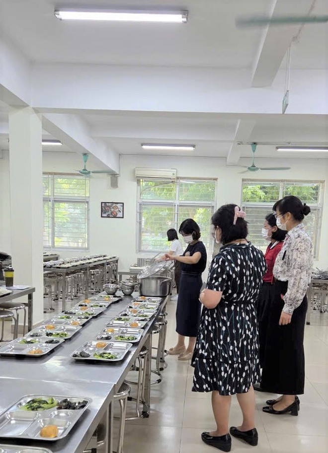 KIỂM TRA CÔNG TÁC TỔ CHỨC BỮA ĂN BÁN TRÚ, ĐẢM BẢO ĐIỀU KIỆN AN TOÀN THỰC PHẨM TẠI TRƯỜNG HỌC- Ảnh 4.