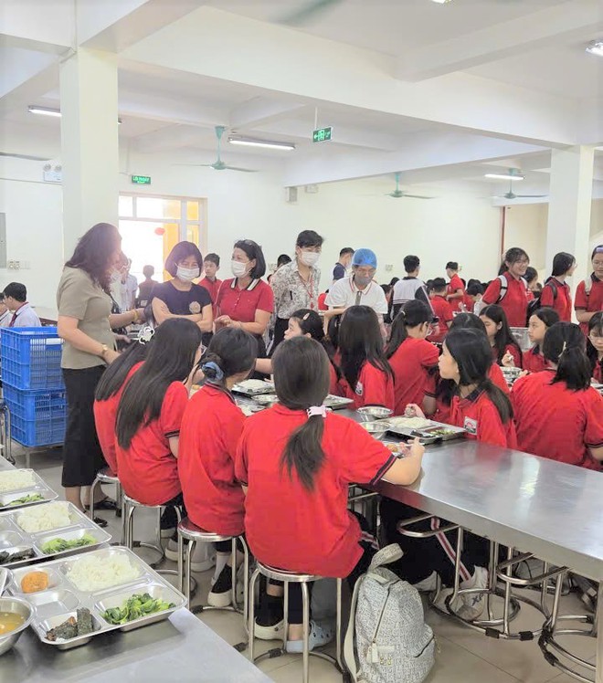 KIỂM TRA CÔNG TÁC TỔ CHỨC BỮA ĂN BÁN TRÚ, ĐẢM BẢO ĐIỀU KIỆN AN TOÀN THỰC PHẨM TẠI TRƯỜNG HỌC- Ảnh 8.