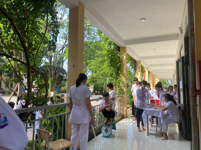 Trường Trung học cơ sở Thanh Bình tổ chức khám sức khỏe cho học sinh- Ảnh 2.