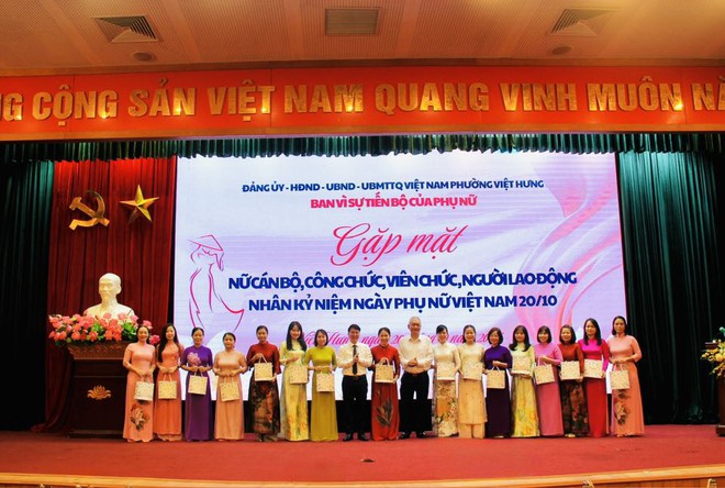 Phường Việt Hưng tổ chức gặp mặt 245 nữ cán bộ, công chức, viên chức, người lao động nhân Ngày Phụ nữ Việt Nam 20/10- Ảnh 4.