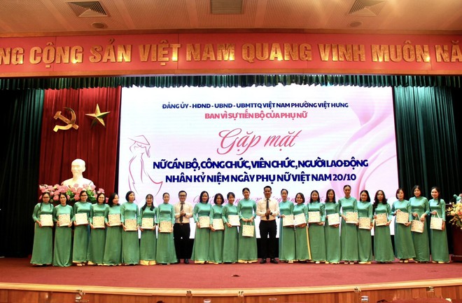Phường Việt Hưng tổ chức gặp mặt 245 nữ cán bộ, công chức, viên chức, người lao động nhân Ngày Phụ nữ Việt Nam 20/10- Ảnh 7.