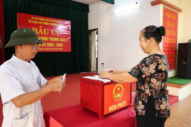 Ủy ban nhân dân xã Phú Nghĩa ban hành Quyết định công nhận 14 ông, bà trúng cử Trưởng thôn nhiệm kỳ 2025 – 2028- Ảnh 2.