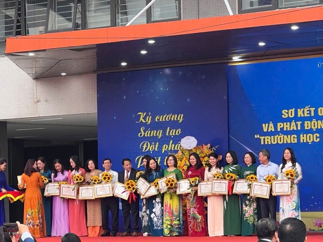 TRƯỜNG TIỂU HỌC HỒNG KỲ VINH DỰ ĐƯỢC GIÁM ĐỐC SỞ GIÁO DỤC VÀ ĐÀO TẠO HÀ NỘI KHEN THƯỞNG- Ảnh 2.