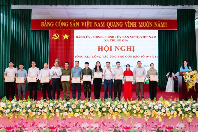 TRUNG GIÃ TỔNG KẾT CÔNG TÁC ỨNG PHÓ, KHẮC PHỤC HẬU QUẢ BÃO SỐ 10, 11- Ảnh 7.
