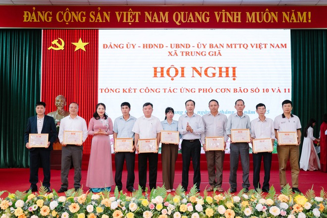 TRUNG GIÃ TỔNG KẾT CÔNG TÁC ỨNG PHÓ, KHẮC PHỤC HẬU QUẢ BÃO SỐ 10, 11- Ảnh 2.