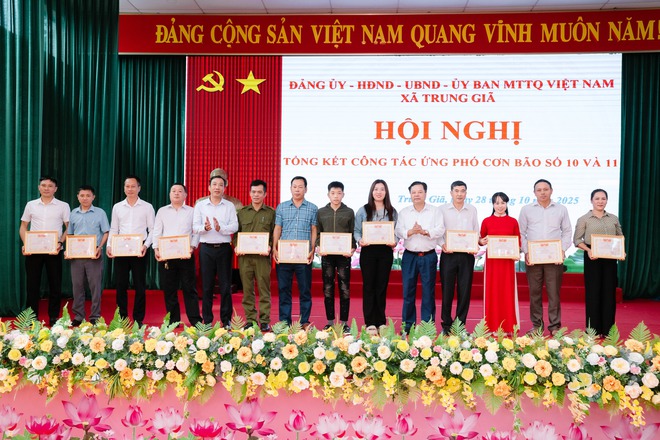 TRUNG GIÃ TỔNG KẾT CÔNG TÁC ỨNG PHÓ, KHẮC PHỤC HẬU QUẢ BÃO SỐ 10, 11- Ảnh 4.