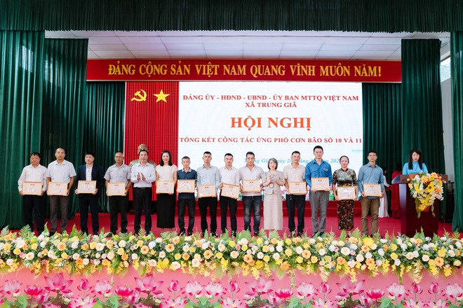 TRUNG GIÃ TỔNG KẾT CÔNG TÁC ỨNG PHÓ, KHẮC PHỤC HẬU QUẢ BÃO SỐ 10, 11- Ảnh 15.